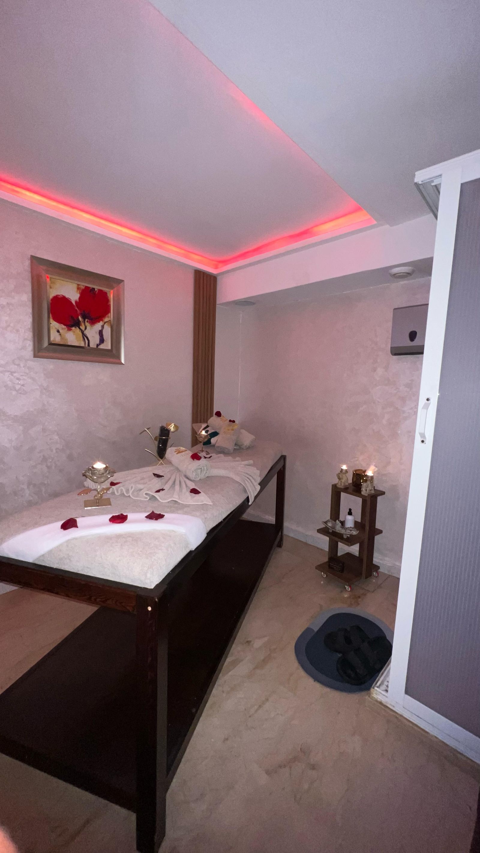 Cabine de massage privative de Le Cèdre Lounge Spa avec pétales de rose, serviettes pliées et bougies