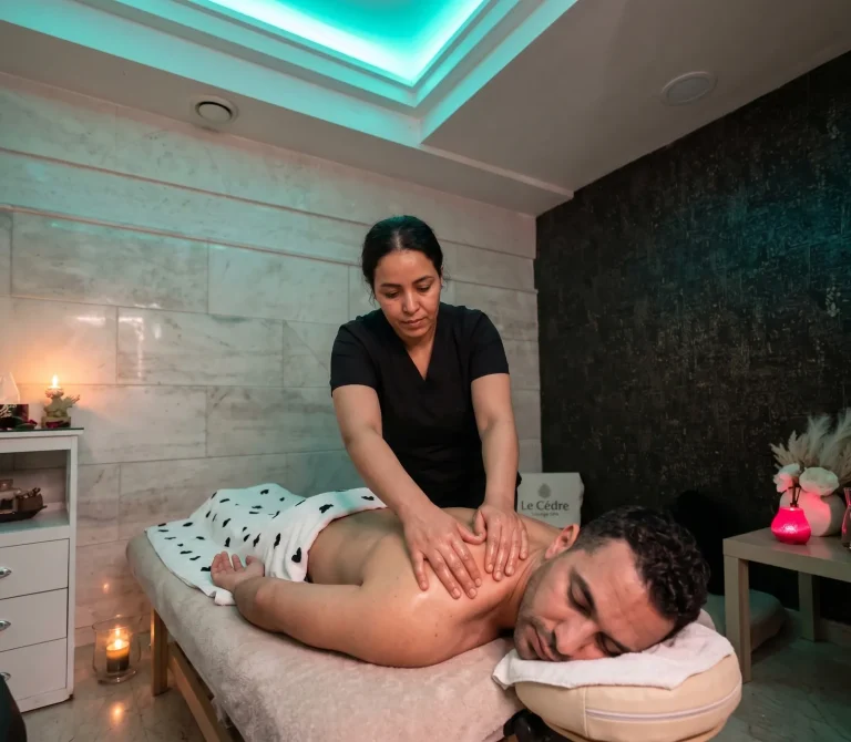 تدليك للظهر في مقصورة خاصة بعد الحمّام، في Le Cèdre Lounge Spa، المعاريف، الدار البيضاء